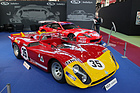 Alfa Romeo 33-3 (1969) - vor einem Renn-Ferrari 550 bei RM/Sotheby's - Rétromobile Paris 2020