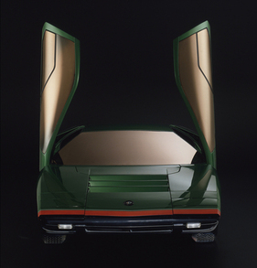 Alfa Romeo 33 Carabo Bertone (1968) - mit offenen Scherentüren