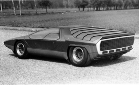 Alfa Romeo 33 Carabo Bertone (1968) - sieht faust aus ein ein Schuppentier