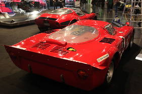 Alfa Romeo 33 Stradale (1967) - Heckansicht der Rennversion und der Strassenvariante (Techno Classica 2013)