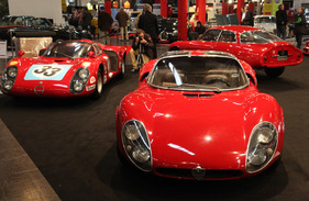 Bild Alfa Romeo 33 Stradale (1967) - im Hintergrund noch die zivilere Giulietta-Sportvariante (Techno Classica 2013)