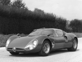 Alfa Romeo 33 Stradale (1968) - eines der schönsten Autos der Welt - der Prototyp ist an den doppelten Scheinwerfern und dem oben angeschlagenen Scheibenwischer zu erkennen