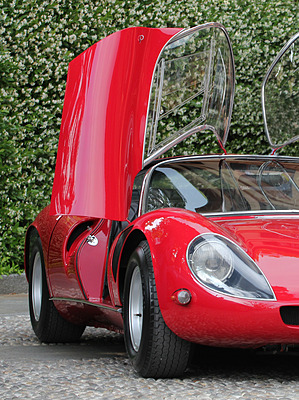 Alfa Romeo 33 Stradale (1968) - nach vorne öffnende Schmetterlingstüren als charakteristisches Design-Attribut