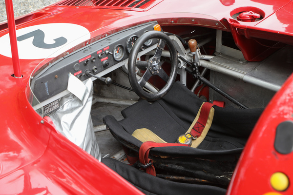 Alfa Romeo 33 TT12 (1975) - Blick ins Cockpit in der Ausstellung 100 Jahre Le Mans - Concorso d'Eleganza Villa d'Este 2023