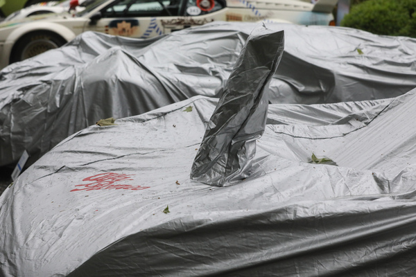 Alfa Romeo 33 TT12 (1975) - noch verhüllt, aber schon erkennbar in der Ausstellung 100 Jahre Le Mans - Concorso d'Eleganza Villa d'Este 2023