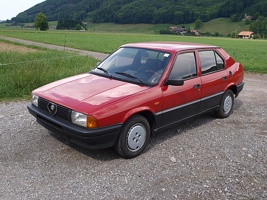 Alfa Romeo 330 1.5 SL (1984) - angeboten als Lot 02 an der Versteigerung der Oldtimer Galerie Toffen vom 1. Dezember 2012
