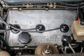 Alfa Romeo 6 2.5 (1980) - Zylinder 4 bis 6 und der klassische Schriftzug Alfa Romeo 6 2.5 (1980) - Zylinder 4 bis 6 und der klassische Schriftzug