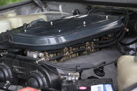 Alfa Romeo 6 2.5 (1980) - die Vergaserfabrik wird fast vollständig vom Luftfilter verdeckt Alfa Romeo 6 2.5 (1980) - die Vergaserfabrik wird fast vollständig vom Luftfilter verdeckt