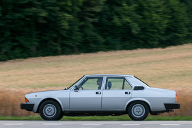 Alfa Romeo 6 2.5 (1980) - zwischen A- und C-Säule erinnert der Sei an die Alfetta