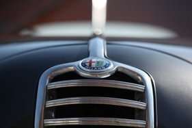 Alfa Romeo 6 C 2500 Gran Turismo (1951) - das klassische Alfa-Emblem auf dem Kühlergrill