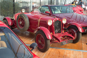 Alfa-Romeo 6C 1750 (1931) - zwischen deutlich jüngeren Autos bei einem Händler - Auto e Moto d'Epoca 2022