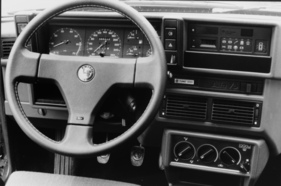 Alfa Romeo 75 1.8 Turbo (1991) - "Limited Edition" Interieur mit Plakette