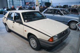 Alfa Romeo 75 (1988) - praktisch im Neuwagenzustand mit 4445 km auf der Uhr, angeboten für EUR 24'950 bei den "Jungen Klassikern" - Bremen Classic Motorshow 2023 (1988)