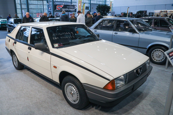 Alfa Romeo 75 (1988) - praktisch im Neuwagenzustand mit 4445 km auf der Uhr, angeboten für EUR 24'950 bei den "Jungen Klassikern" - Bremen Classic Motorshow 2023