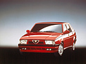 Alfa Romeo 75 (1991) - späte Versionen sind an einer neuen Front und anders gestalteten Stossfängern zu erkennen