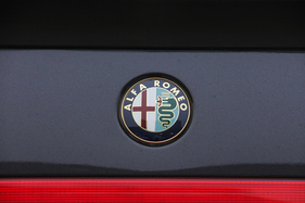 Alfa Romeo 75 Twin Spark "Limited Edition" (1992) - Alfa Romeo Markenzeichen auf dem Heck