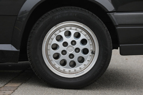 Alfa Romeo 75 Twin Spark "Limited Edition" (1992) - Alufelgen wie beim SZ, allerdings kleiner und einteilig, die Schrauben sind Attrappen