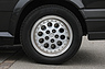 Alfa Romeo 75 Twin Spark "Limited Edition" (1992) - Alufelgen wie beim SZ, allerdings kleiner und einteilig, die Schrauben sind Attrappen (© Daniel Reinhard, 2024) Alfa Romeo 75 Twin Spark "Limited Edition" (1992) - Alufelgen wie beim SZ, allerdings kleiner und einteilig, die Schrauben sind Attrappen (© Daniel Reinhard, 2024)