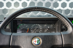 Alfa Romeo 75 Twin Spark "Limited Edition" (1992) - Drehzahlmesser, Tacho, Benzinstand, Wassertemperatur und Öldruck im Blick