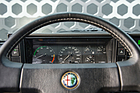 Alfa Romeo 75 Twin Spark "Limited Edition" (1992) - Drehzahlmesser, Tacho, Benzinstand, Wassertemperatur und Öldruck im Blick