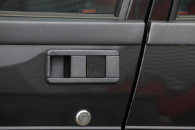 Alfa Romeo 75 Twin Spark "Limited Edition" (1992) - Drucktasten für die Türöffnung