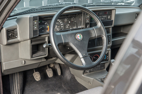 Alfa Romeo 75 Twin Spark "Limited Edition" (1992) - auch die Pedale zeigen ein Alfa-Zeichen