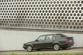 Alfa Romeo 75 Twin Spark "Limited Edition" (1992) - das limitierte Sondermodell zeichnet sich durch Schiebedach und spezielle Aluräder aus