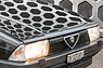 Alfa Romeo 75 Twin Spark "Limited Edition" (1992) - der Kühlergrill zeigt nach dem Facelift einen modifzierten Scudetto (© Daniel Reinhard, 2024) Alfa Romeo 75 Twin Spark "Limited Edition" (1992) - der Kühlergrill zeigt nach dem Facelift einen modifzierten Scudetto (© Daniel Reinhard, 2024)
