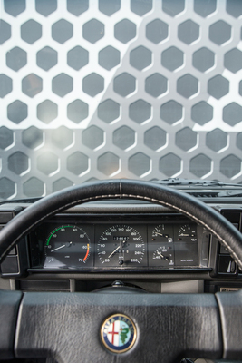 Alfa Romeo 75 Twin Spark "Limited Edition" (1992) - die wichtigsten Informationen sind immer im Blick