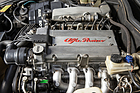 Alfa Romeo 75 Twin Spark "Limited Edition" (1992) - längs eingebauter Zweiliter mit acht Ventilen, zwei Nockenwellen und acht Zündkerzen