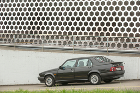 Alfa Romeo 75 Twin Spark "Limited Edition" (1992) - rund 4,3 Meter lang ist der Viertürer Alfa Romeo 75 Twin Spark "Limited Edition" (1992) - rund 4,3 Meter lang ist der Viertürer