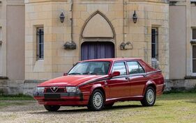 Alfa Romeo 75 V6 3.0 America berline (1989) - als Lot 135 angeboten an der Artcurial Le Mans Classic Versteigerung am 30. Juni 2023
