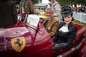 Alfa Romeo 8C 2300 (1933) – Der Schweizer Sammler Fritz Burkard in Begleitung der Burlesque-Queen und Goodwood-Style-Jurorin Dita von Teese – Goodwood Revival 2025