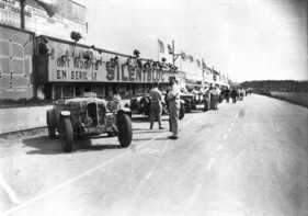 Alfa Romeo 8C 2300 LM (1931) am Veteranenrennen vor Le Mans 1973 - Diese rare Aufnahme zeigt den Gesamtsieger Alfa Romeo 8C 2300 LM der Fahrer Lord Howe und Sir Henry Birkin beim 24-Stunden-Rennen von Le Mans 1931
