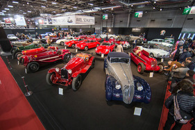 Alfa Romeo 8C 2300 Long Chassis Pinin Farina Cabriolet (1933) - vom Publikum geliebt und umschwärmt, Blick auf den Stand von Lukas Hüni - Rétromobile Paris 2020