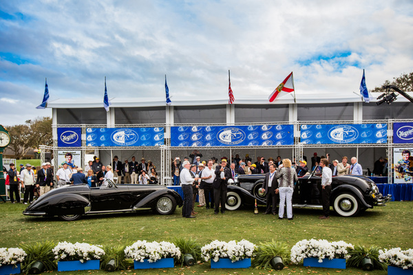 Alfa Romeo 8C 2900B Lungo Spider (1939) und Duesenberg Model SJ-582 (1935) - Die beiden Best of Show in Amelia Island 2017 bei der Siegerehrung