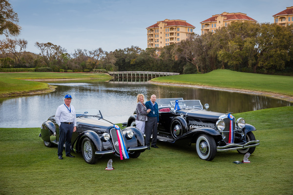 Alfa Romeo 8C 2900B Lungo Spider (1939) und Duesenberg Model SJ-582 (1935) - Die beiden Best of Show in Amelia Island 2017 mit den glücklichen Besitzern