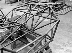 Alfa Romeo Abarth 1000 – Der kompliziert verstrebte hintere Teil des Rohrrahmens zur Aufnahme von Kraftstofftank und Federbeinen