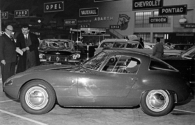 Alfa Romeo Abarth 1000 – Turiner Salon 1958: links mit Brille Laurence Pomeroy Jr., Technischer Redakteur bei der englischen Zeitschrift "The Motor"