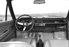 Alfa Romeo Alfasud (1971) - die ersten Versionen des Alfasud hatten Vinylsitze und Gummiabdeckungen auf dem Boden