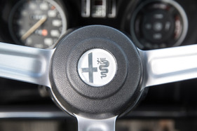 Alfa Romeo Alfasud Giardinetta 1.2 (1976) - Alfa-Zeichen in der Lenkradnabe