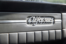 Alfa Romeo Alfasud Giardinetta 1.2 (1976) - Alfasud-Schriftzug auf dem Handschufach