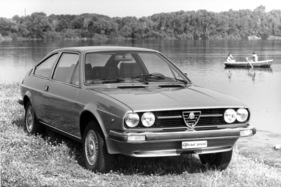 Alfa Romeo Alfasud Sprint (1977) - die tiefbauende Alfasud-Antrieb liess eine flache Front zu