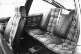 Alfa Romeo Alfasud Sprint (1977) - hinten gibt es zwei einzeln ausgeformte Sitze