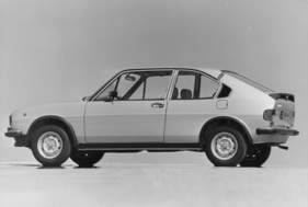 Alfa Romeo Alfasud Ti (1978) - die sportliche TI-Variante war mit 1,3- und 1,5-Liter-Motor erhältlich und wies zwei Türen, sowie Front- und Heckspoiler auf