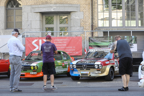 Bild: Alfa Romeo Alfasud Trofeo (1976) - zieht als Paar besonders viel Aufmerksamkeit auf sich - Older Classics August 2024
