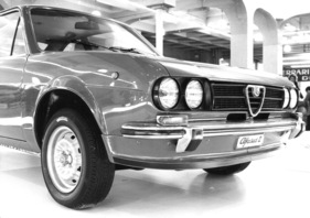 Alfa Romeo Alfasud ti - der sportliche Ableger kostet 11540 Franken, das 5-Gang-Getriebe kostet 400, die heizbare Heckscheibe 250 Franken Aufpreis - am Genfer Automobilsalon 1974