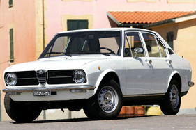 Alfa Romeo Alfetta 1.6 (1975) – mit nur je einem Scheinwerfer pro Seite