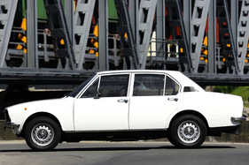 Alfa Romeo Alfetta 1.6 (1975) – wenig Schmuck, aber eine schöne Silhouette Alfa Romeo Alfetta 1.6 (1975) – wenig Schmuck, aber eine schöne Silhouette