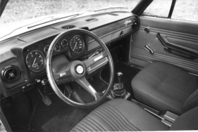 Alfa Romeo Alfetta (1972) - Interieur mit grossen Runduhren und Sportlenkrad